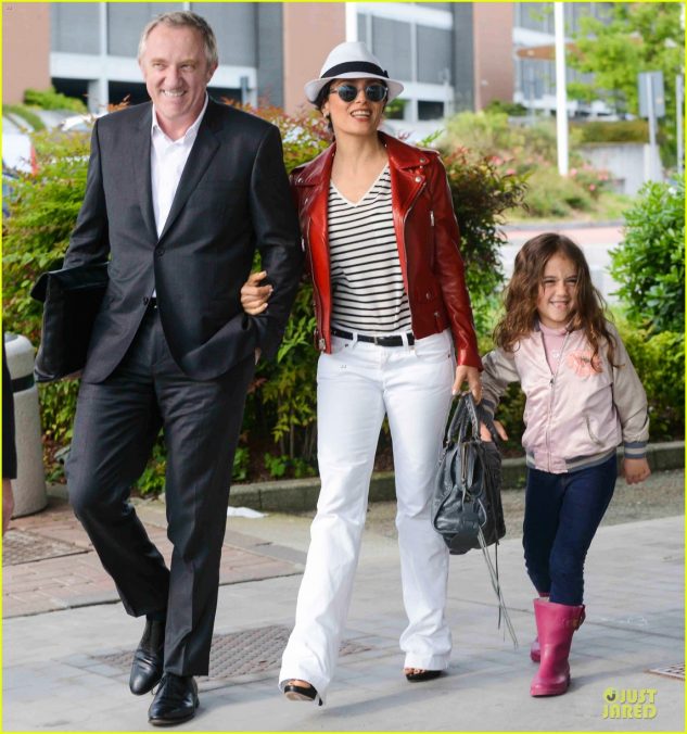 salma-hayek-francois-henri-pinault-venice-boat-ride-with-valentina-06