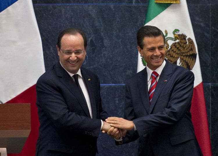 le-president-francois-hollande-gauche-serre-la-main-du-president-mexicain-enrique-pena-nieto-a-mexic